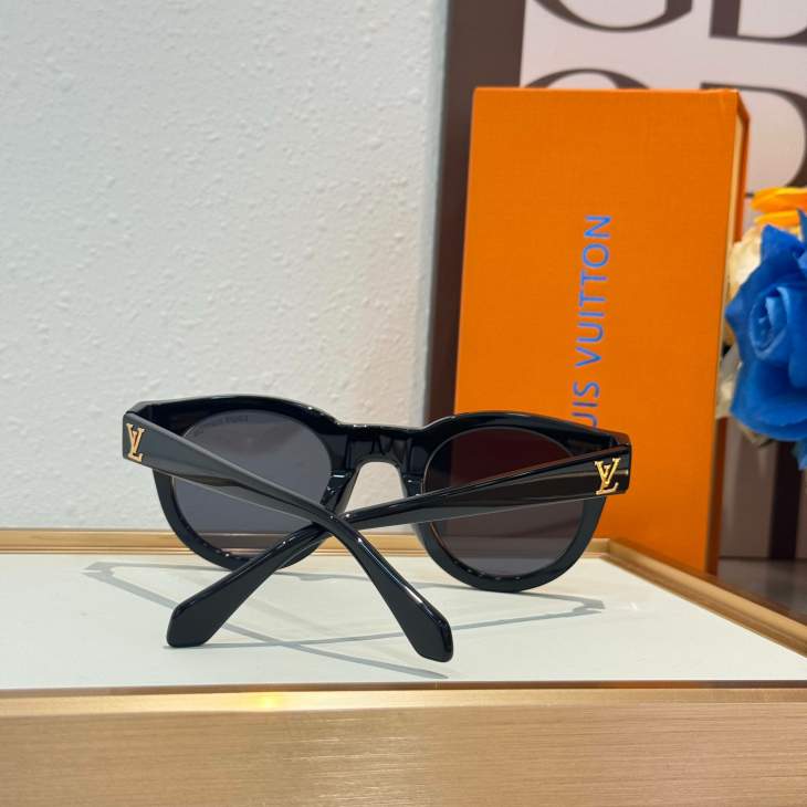 Picture of Louis Vuitton Sunglasses _SKUfw76702836fw
